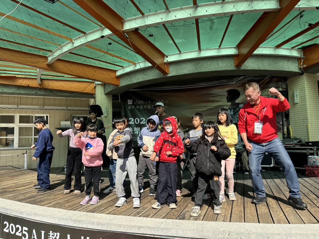 偏鄉部落學童變身AI超人 體驗奇幻的玩聚學習嘉年華 9 E59C96E8AAAAE4B880EFBC8CE69DB1E6B5B7E5A4A7E5ADB8E881AFE6898BE6B8B8E6A6AEE59089E69599E882B2E59FBAE98791E69C83E38081E58FB0E4B8ADE5B882E694BFE5BA9CE695B8E4BD8DE799BCE5B195E5B180EFBC8CE59CA8E6A2A8E5B1B1E792B0E5B1B1E983A8E890BDE5B9B3E7AD89 1024x768 1