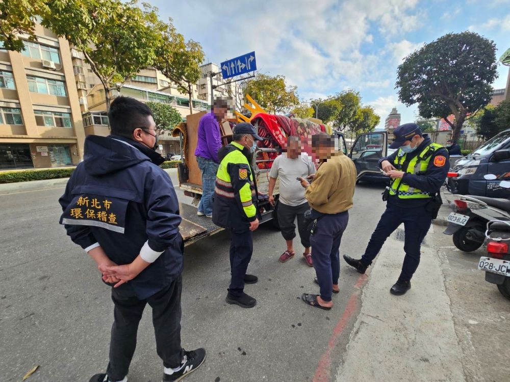 土城警環年節大掃車 直接罰到不敢再犯 1 《圖說》土城警1月份啟動「取締違規大型車輛」專案,執法力度翻倍,今年1月迄今與同期相比,取締量增長70%。〈土城分局提供〉