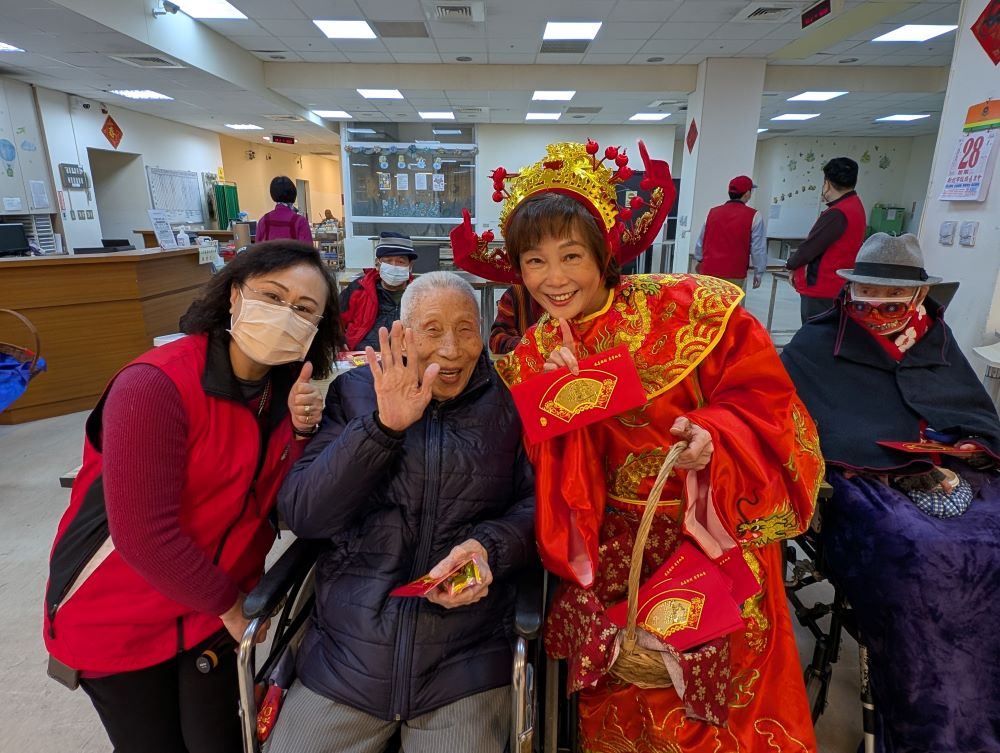 迎財神好運到 板橋榮家長輩喜上眉梢收開運金鈔 2 《圖說》板橋榮家主任陳桂美扮成女財神與長輩合影。〈板橋榮家提供〉