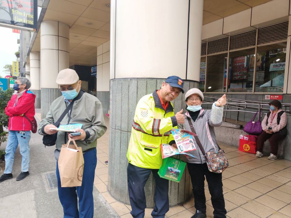確保安心過新年 永和分局結合警、民力捷運站宣導 9 《圖說》春安工作貼近民眾、就近服務方式回應民眾需求。〈永和分局提供〉