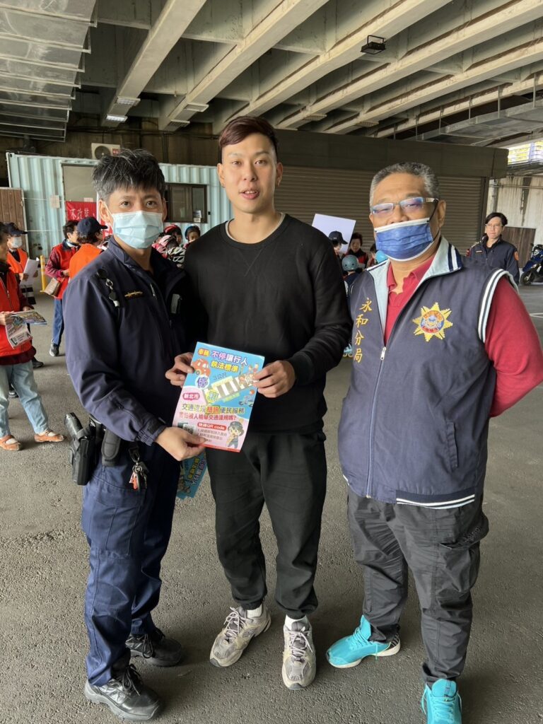 零距離服務 永和警設福和橋下機動派出所 1 《圖說》永和分局「機動派出所」結合民力,加強為民服務及犯罪預防等工作宣導。〈永和分局提供〉