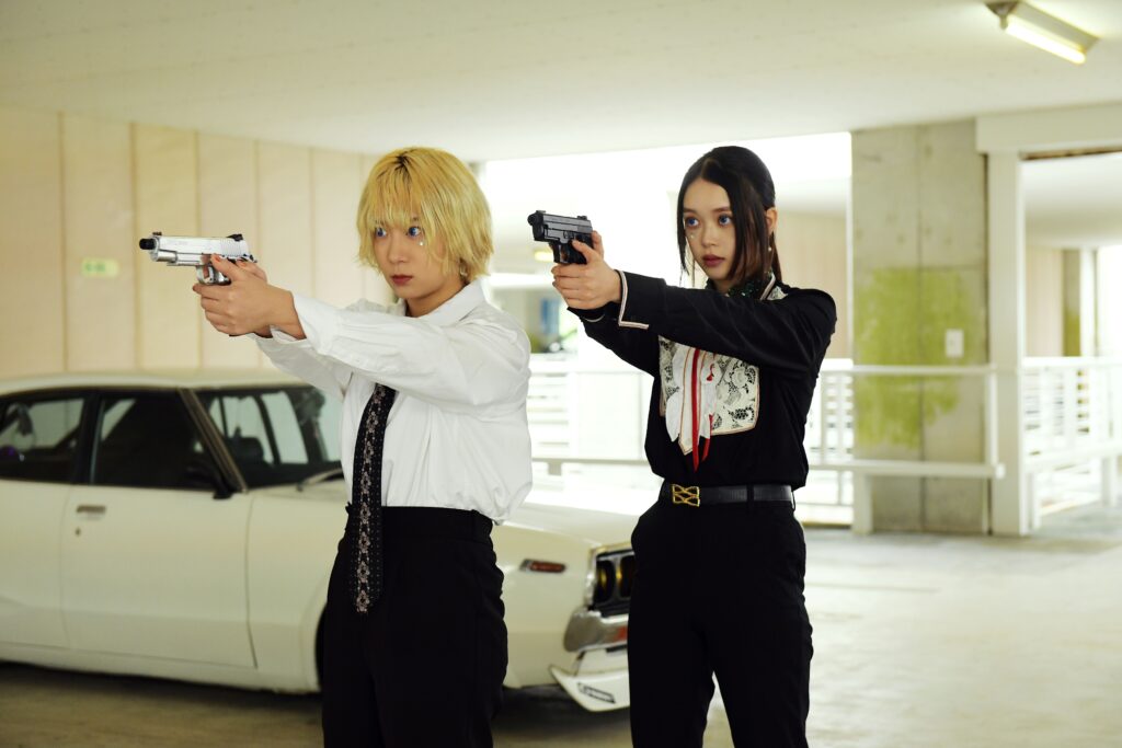 大銀幕必看動作爽片《辣妹刺客3:假期殺機》立日本電影頂標 6 E38090E7B6B2E98A80E59C8BE99A9BE5BDB1E8A696E38091E4BC8AE6BEA4E5BDA9E7B994E69CACE8BAABE698AFE789B9E68A80E6BC94E593A1E587BAE8BAABEFBC8CE9AB98E79FB3E6988EE988B4E689AEE6BC94E6AEBAE6898BE69C89E6BBBFE6BBBFE58F8DE5B7AEE8908C 1024x683 2