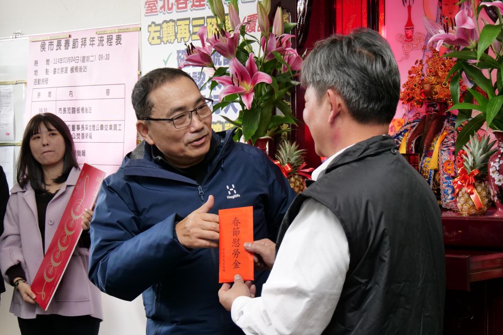 慰勞公車基層 侯:照顧員工第一優先 2 《圖說》侯友宜市長前往臺北客運致贈春節加菜金,慰勞春節輪值駕駛員和技工。〈交通局提供〉