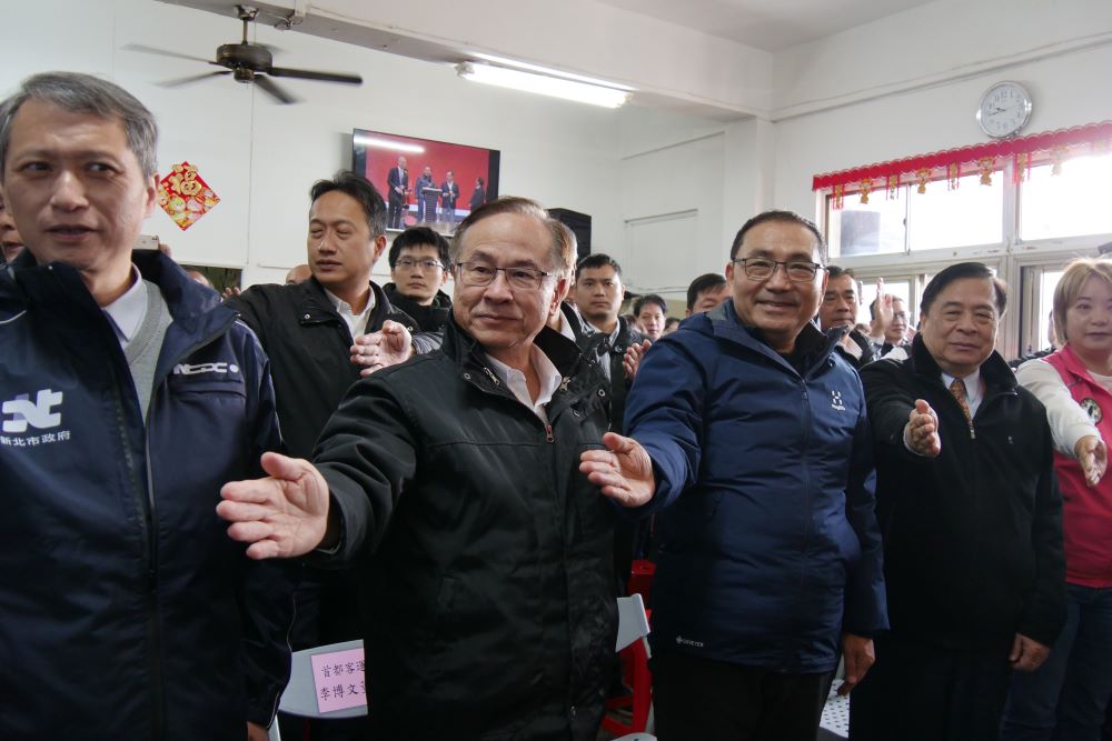 慰勞公車基層 侯:照顧員工第一優先 3 《圖說》侯友宜市長與臺北客運駕駛員一起操練公車駕駛指差確認,右二為交通局長鍾鳴時。〈交通局提供〉