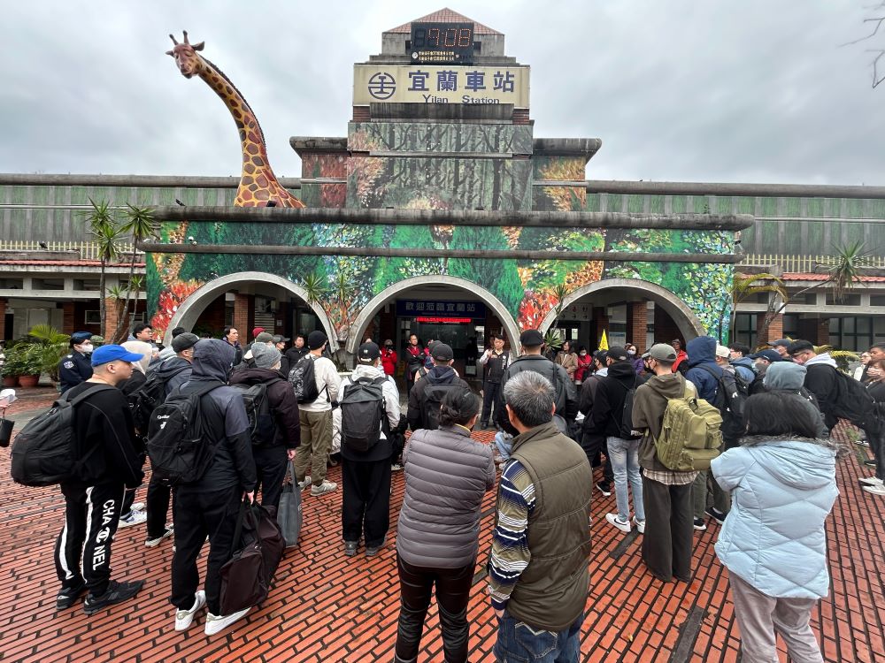 不因人多熱忱打折 宜蘭軍服站服務精神徵屬感心 1 《圖說》宜蘭軍服站長尹華忠今日赴宜蘭火車站歡送役男搭乘縣府專車赴宜蘭金六結營區報到。〈宜蘭軍服站提供〉