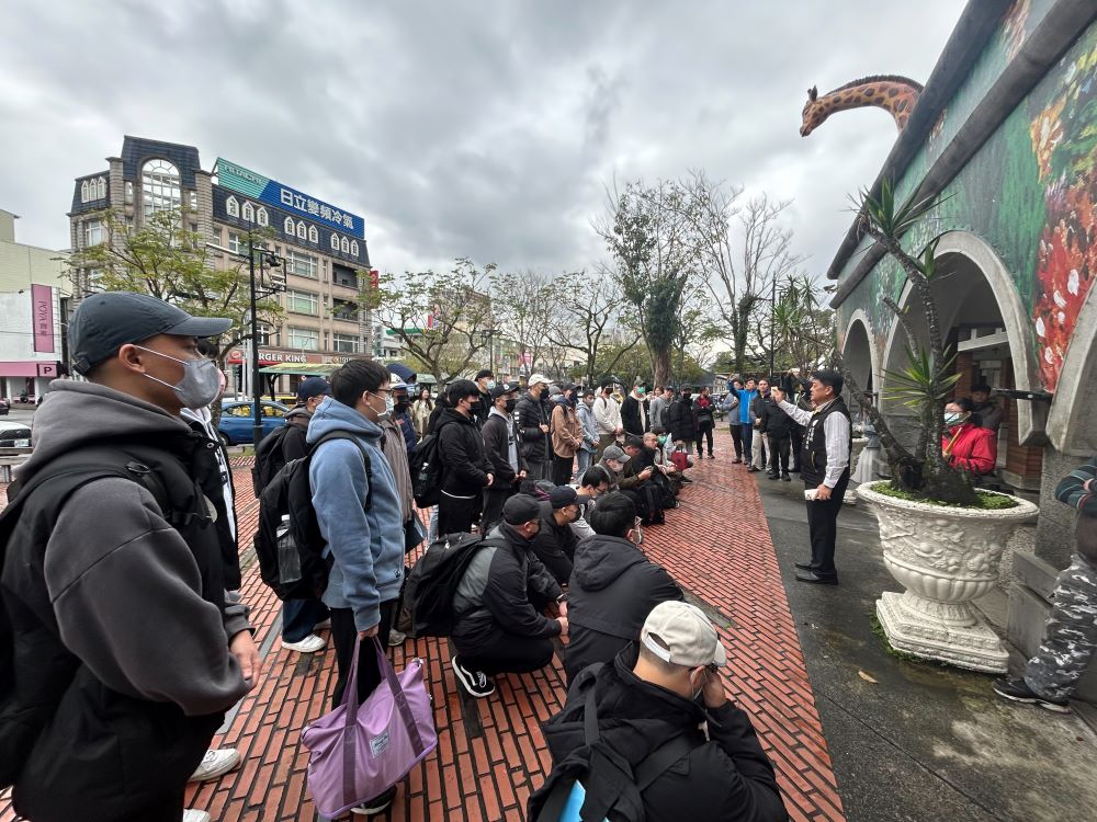 不因人多熱忱打折 宜蘭軍服站服務精神徵屬感心 2 《圖說》尹華忠溫馨提醒努力學習和鍛練身體,彼此相互照顧,並祝福平安結訓返鄉。〈宜蘭軍服站提供〉