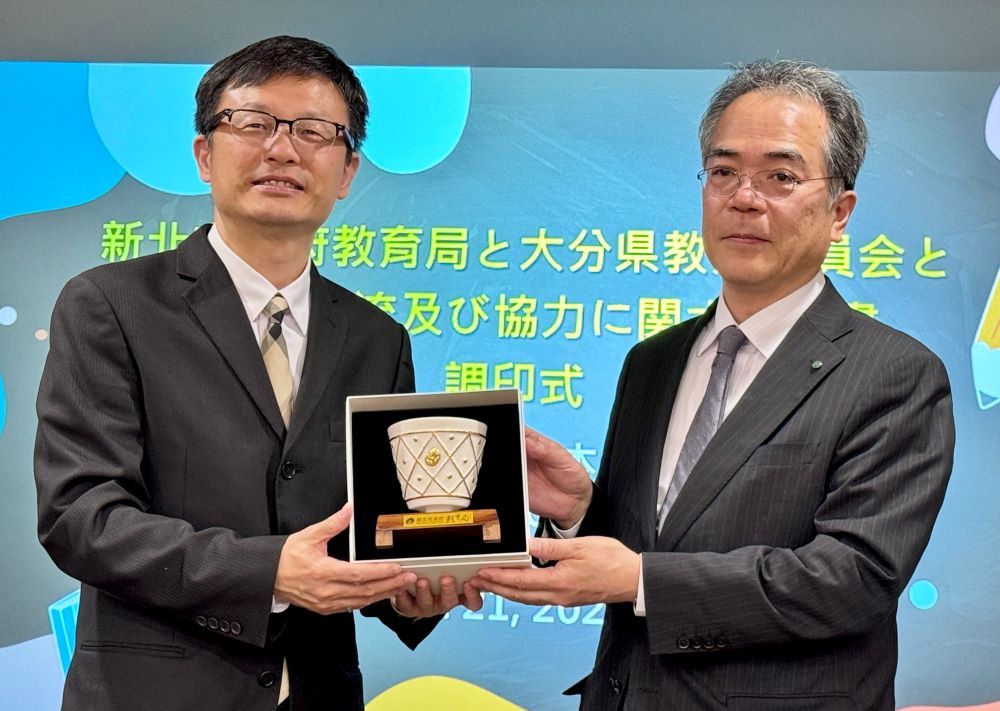 臺日教育交流再升級 新北與大分縣簽教育合作備忘錄 2 《圖說》新北市教育局與大分縣會互相交換禮物。〈教育局提供〉