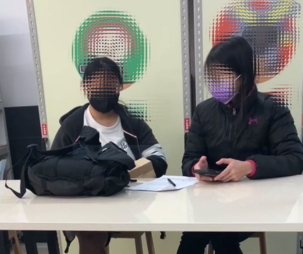 守護民眾血汗錢 板橋警新春建功逮女車手 2 《圖說》吳姓女車手〈左〉前來取款時,遭埋伏員警當場逮捕。〈板橋分局提供〉