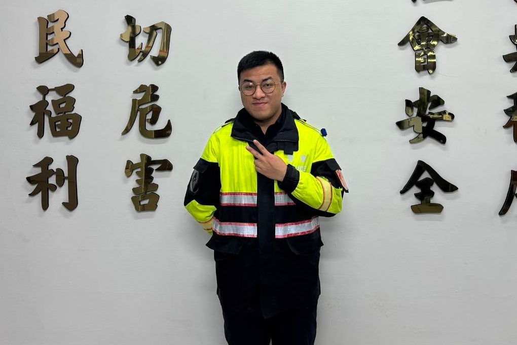 遊民無家可歸睡路邊疑身體不適 警到場協助就醫 1 E6A58AE58D9AE9889E