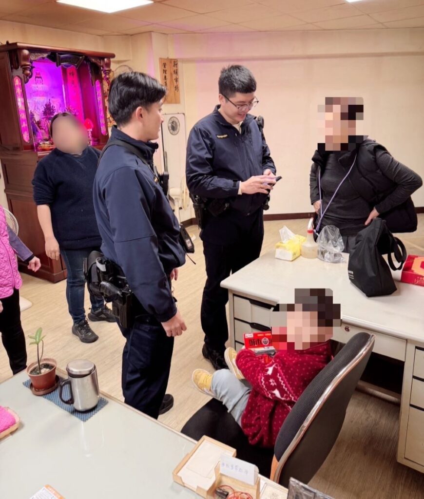 隨阿嬤買年貨走失 海山警暖抱3歲童尋親 2 《圖說》男童阿嬤王女聽聞廣播後,隨即至管理室帶男童返家。〈海山分局提供〉
