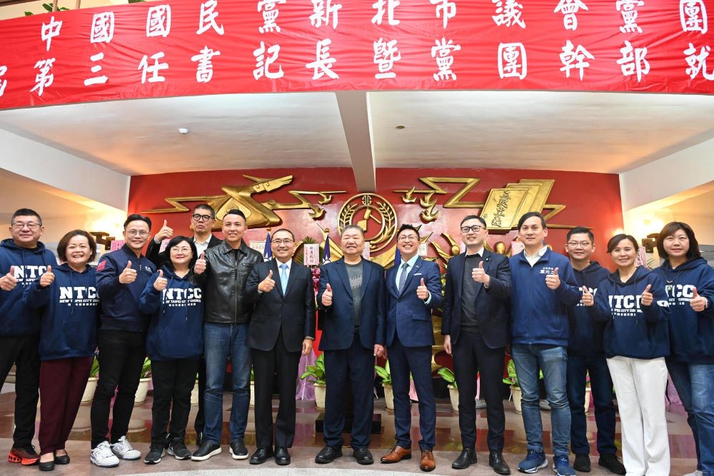《圖說》侯友宜市長期許府會和諧攜手合作,凝聚向心力,加速新北市的發展,中為議長蔣根煌。〈新聞局提供〉