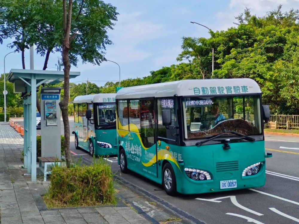 《圖說》淡海智駕電動巴士成功打造「類捷運」系統的雙車聯動技術,為全國首創。〈交通局提供〉