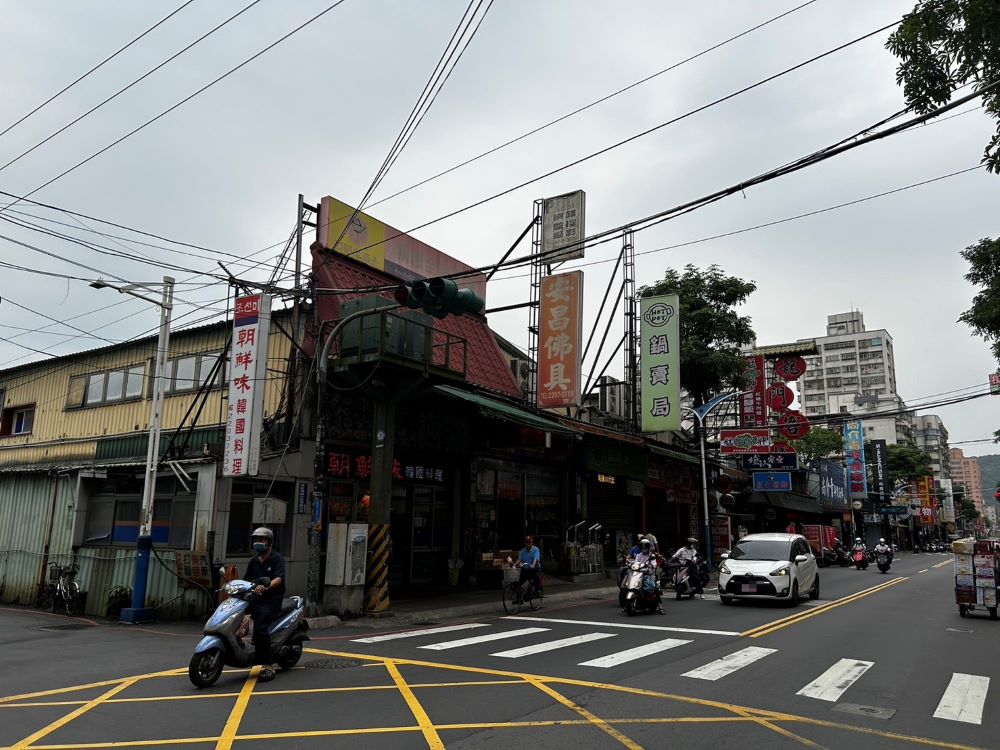 新莊文高用地解編 打造第二運動中心及現代化市場 1 《圖說》新莊高中一用地現況為鐵皮商店。〈城鄉局提供〉