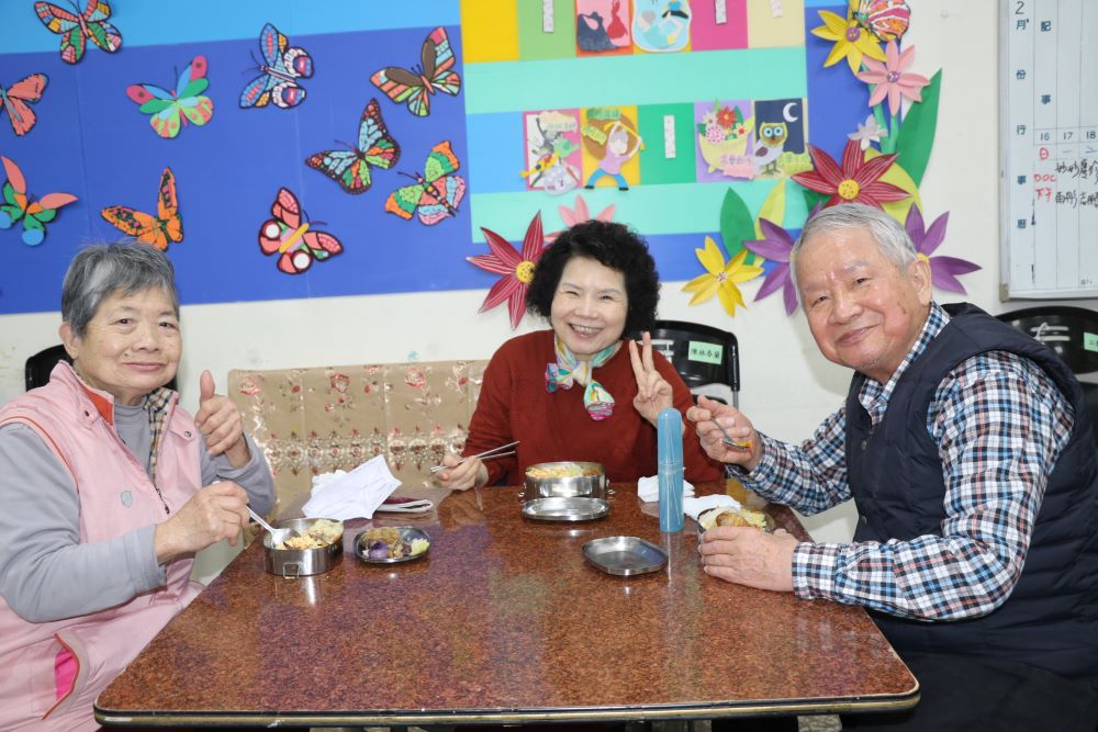 新觀念推廣至各社區 三芝馨窩據點全時段開放 1 《圖說》三芝馨窩據點的長輩在活動後,中午開心的共餐。〈社會局提供〉