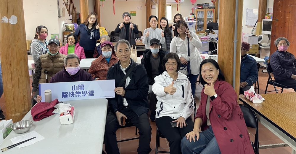 攜手深化業務合作交流 新北衛生局訪連江縣 1 《圖說》新北市衛生局長陳潤秋〈右二〉攜手連江縣衛生局長陳美金與「山隴隴快樂學堂」長者樂活健康促進。〈衛生局提供〉
