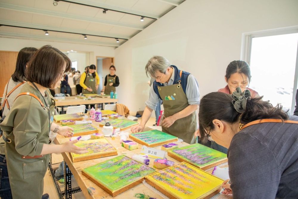 紫藤花盛開 滬尾休閒農業區一日遊賞花趣 4 《圖說》「山之山食驗室」進行紫藤畫藝體驗,使用農業廢棄素材描繪紫藤花,將春天的美好留存於畫布之上。〈農業局提供〉