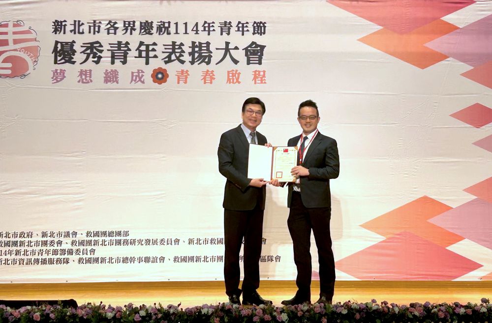 救國團表揚優秀青年 劉和然感謝在各領域奉獻付出 1 《圖說》劉和然副市長特頒證書予優秀青年代表心臟外科醫師—徐展陽,感謝徐醫師不遺餘力的守護每一個生命。〈青年局提供〉