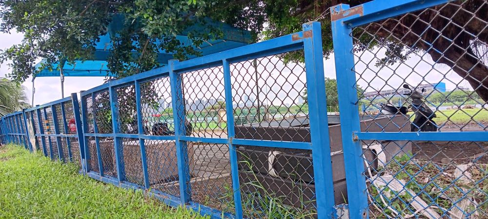 更新安全圍籬 綠寶石寵物公園讓毛孩盡情奔跑 3 《圖說》綠寶石寵物公園原圍籬因汛期頻繁拆卸致變形老舊。〈高灘處提供〉