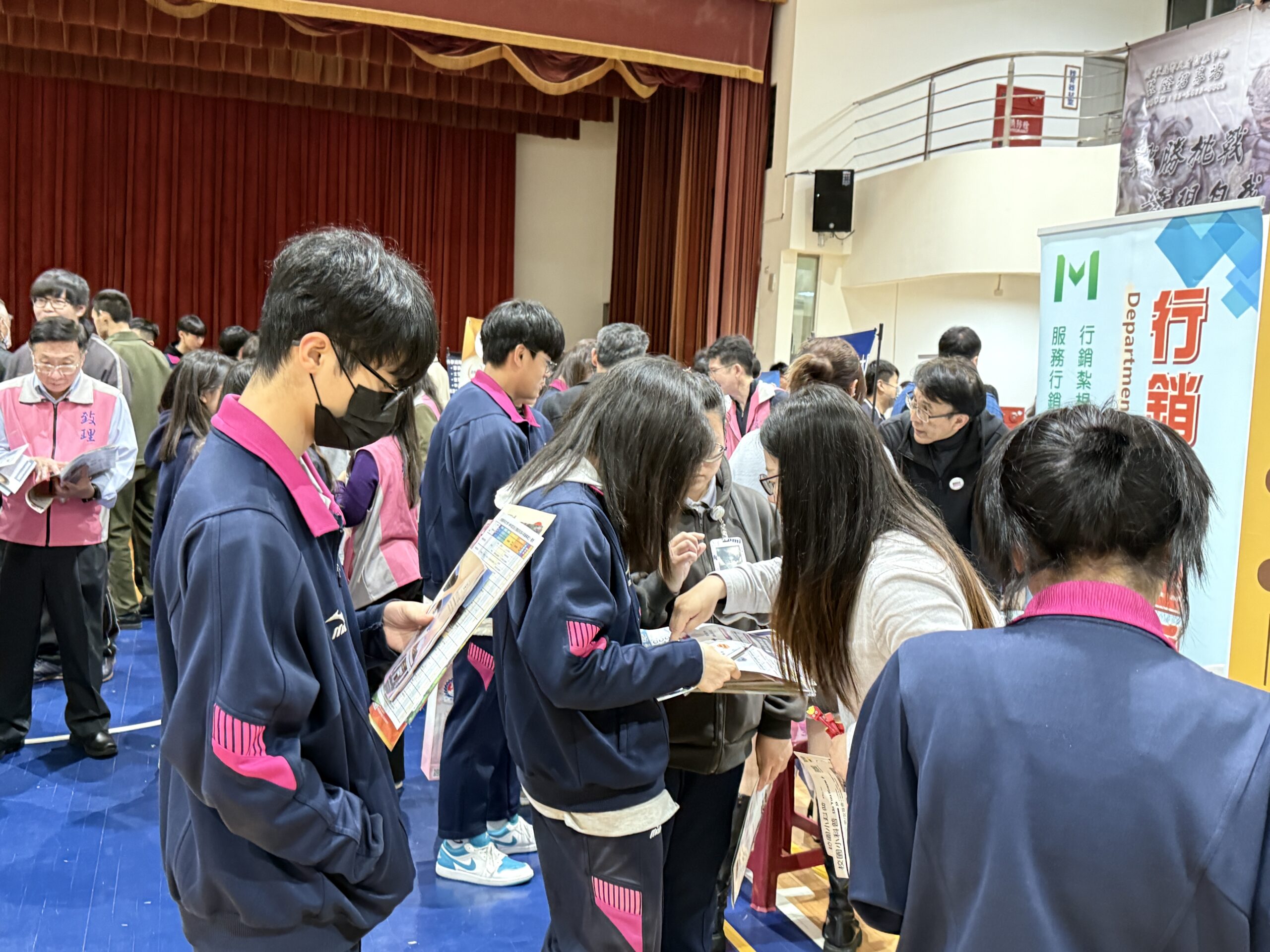 二信高中舉辦校內大學升學博覽會 提供生涯進路適性選擇 8 S 71876668 scaled 1