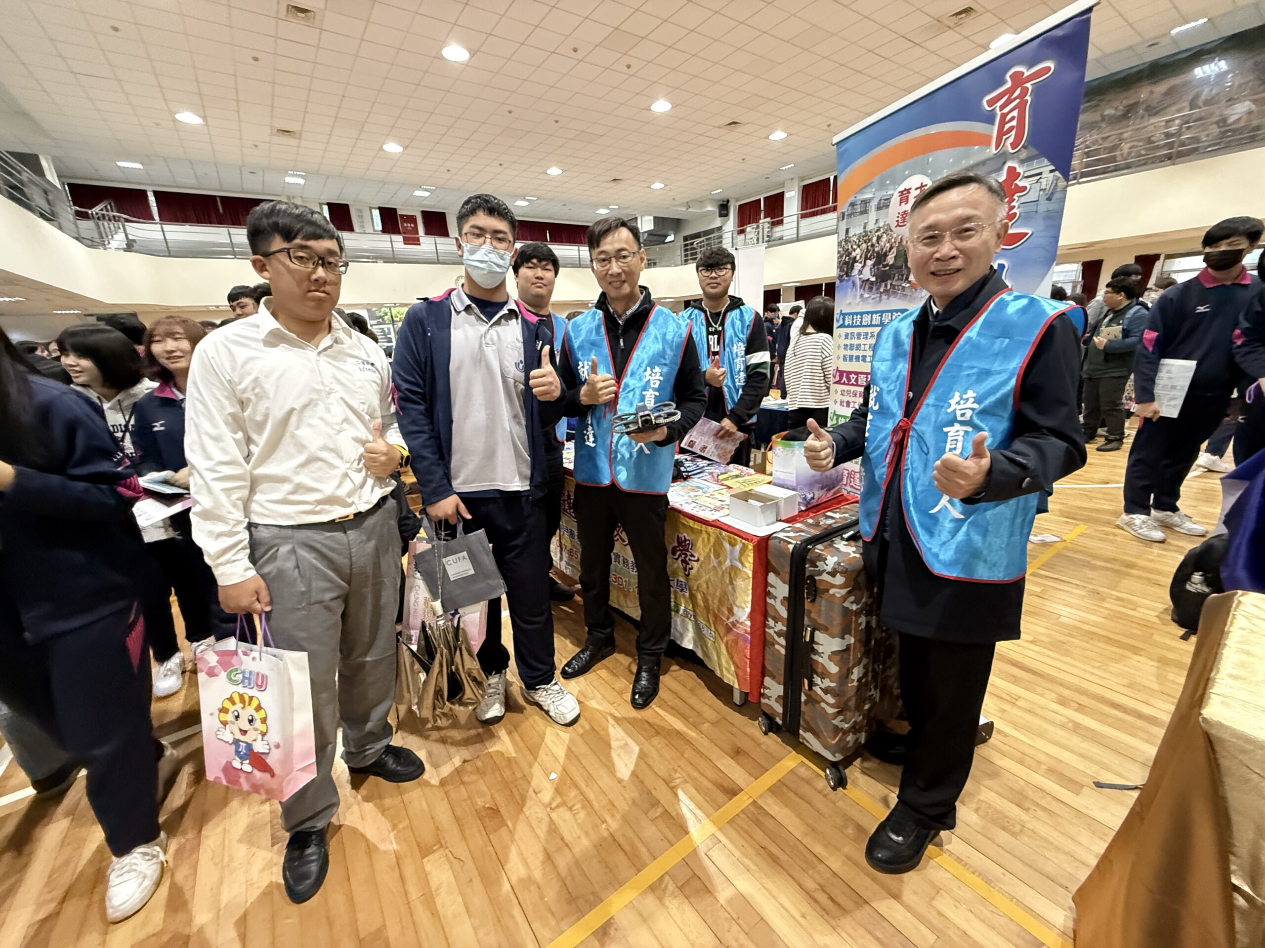 二信高中舉辦校內大學升學博覽會 提供生涯進路適性選擇 9 S 71876669 scaled 1